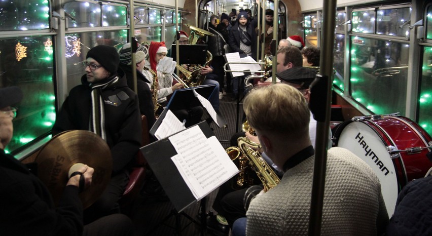 Koncert Grudziądzkiej Orkiestry Dętej w tramwaju linii nr 2
