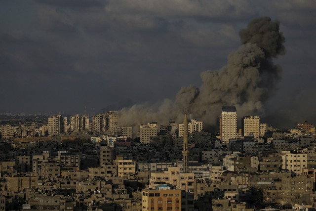 Hamas przekazuje, że w izraelskich nalotach na Strefę Gazy zginęli cywile.