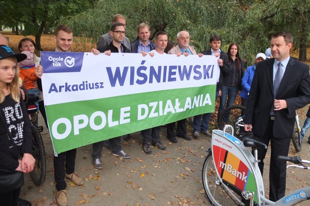 Arkadiusz Wiśniewski i kandydaci na radnych.