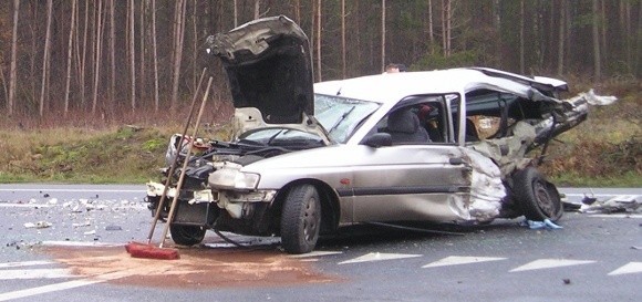 Podróżujący fordem mogą mówić o dużym szczęściu, auto, którym podróżowali jest doszczętnie zniszczone.