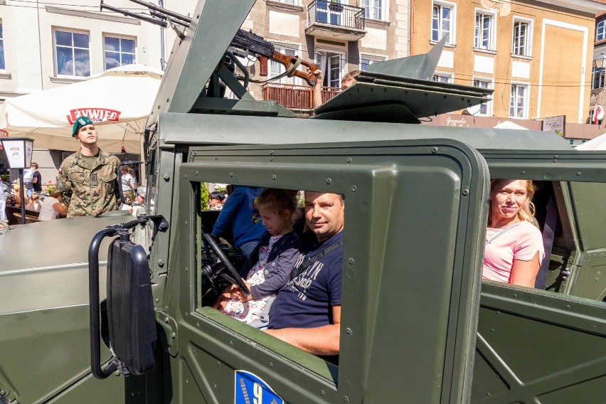 Dłuuuuga kolejka ustawiła się po porcję biało-czerwonego...