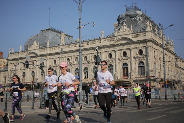 Maratończycy przebiegają obok Pałacu Poznańskiego