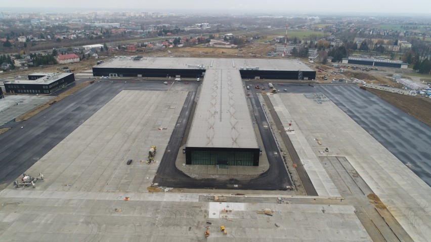 Terminal i płyty postojowe dla samolotów, w lewym górnym...