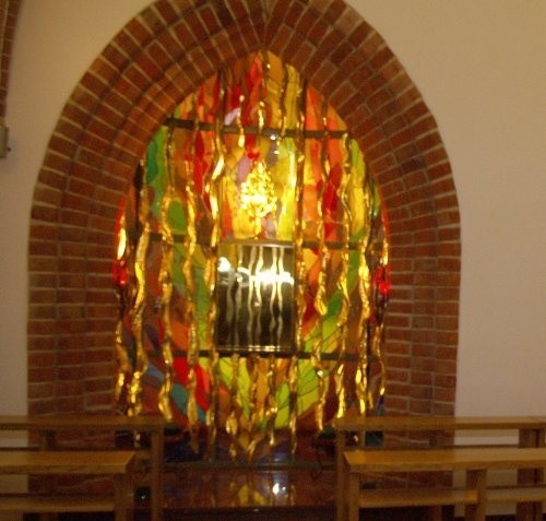 Kaplica mieści się w nawie bocznej katedry. Jest tu imponujący szklany witraż z rzeźbami, tabernakulum oraz miejscem do wystawienia monstrancji