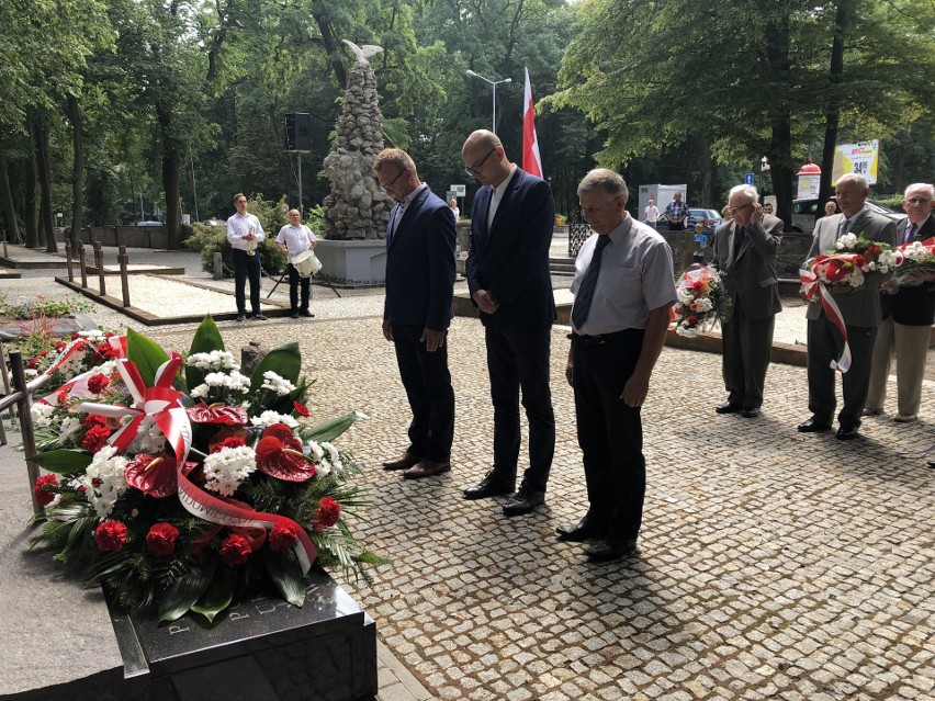 W Sandomierzu odbyły się obchody 75.rocznicy Zbrodni Wołyńskiej. Przy Mogile Wołyńskiej odmówili modlitwę  