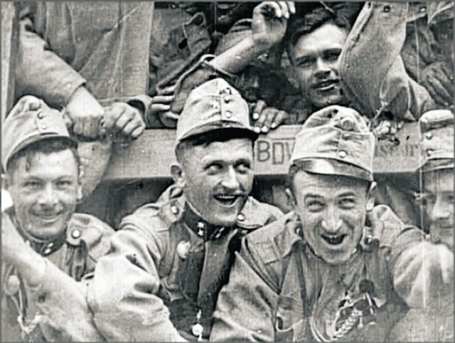 C.k. żołnierze z radością jadą na wojnę
