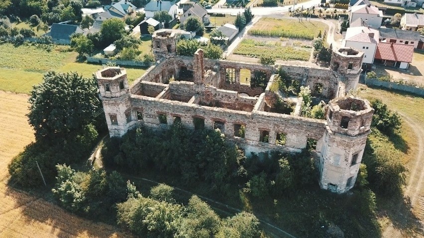 Ruiny rezydencji w stylu barokowym wzniesionej w latach...