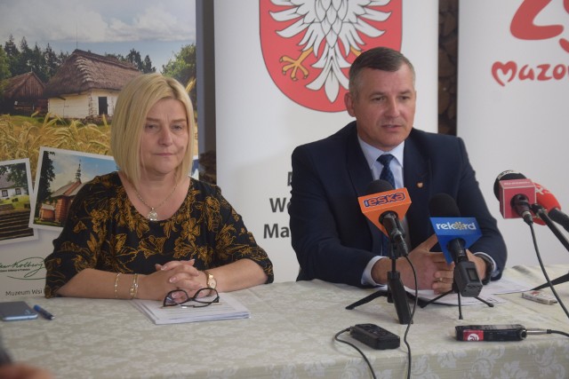 Ilona Jaroszek, dyrektorka Muzeum Wsi Radomskiej, oraz Rafał Rajkowski, wicemarszałek Mazowsza, przedstawili dokonania muzeum w ostatnich latach.