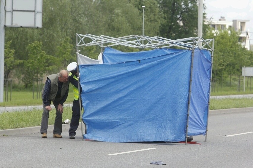 Śmiertelny wypadek na al. Sobieskiego. Auto potrąciło pieszego (ZDJĘCIA)