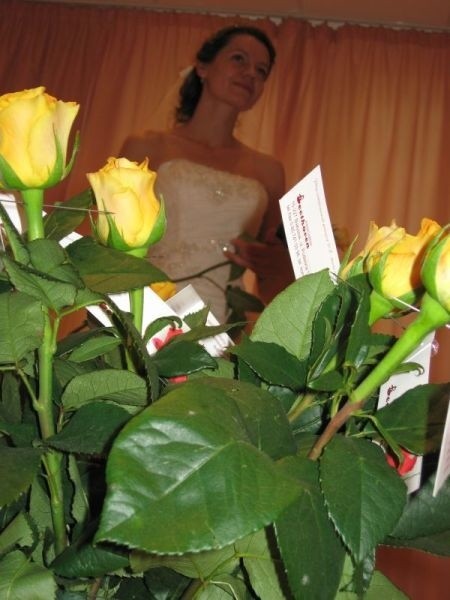 Kwiaty ciągle są najpopularniejszym podarkiem wręczanym nowożeńcom.(Zdjęcie: Pokaz  ślubny w Butiku Mon Cheri; kwiaty: Kwiaciarnia Beethoven)