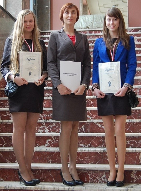 Olga Dusza (z lewej), jej mama Iwona oraz Katarzyna Bartosik po wręczeniu dyplomów w Wojewódzkim Domu Kultury w Kielcach.