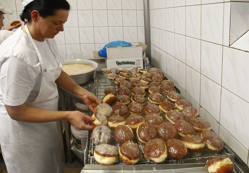 Tłusty Czwartek. Pączki w szczecińskiej piekarni