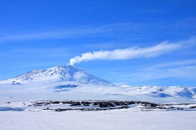 Wulkan Erebus położony jest na wyspie Rossa. Ma 3794 metrów wysokości. Pierwszy raz zdobyto jego szczyt zimą w 1995 r.