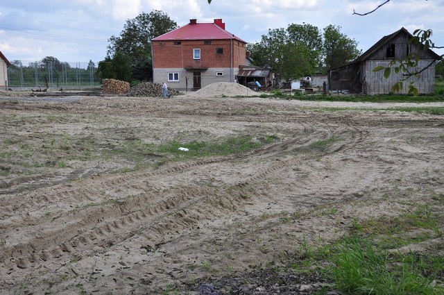 Choć od powodzi minął ponad rok, pola w Koćmierzowie wciąż nie nadają się do uprawy.