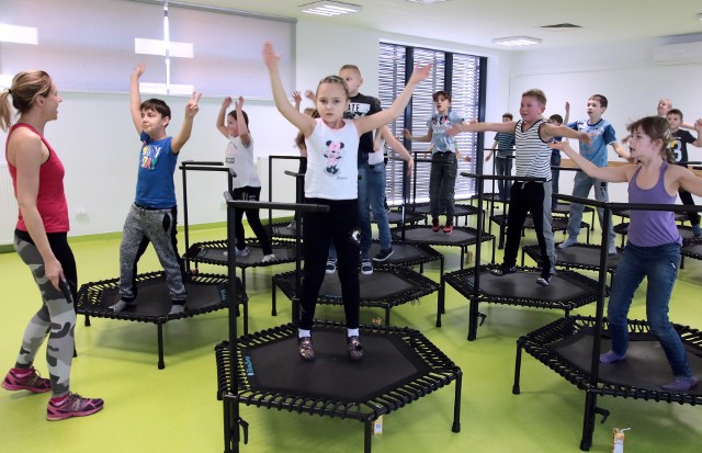 Jedną z feryjnych propozycji Miejskiego Ośrodka Rekreacji i Wypoczynku w Grudziądzu są zajęcia ruchowe na trampolinach dla dzieci. Poprowadziła je Dorota Kowalewska.