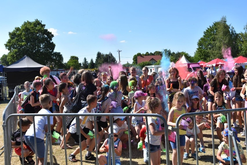 Holi Festival - święto kolorów w trakcie Jarmarku Królewskiego w Pysznicy. Zachwycone dzieciaki obsypywały się kolorowym proszkiem