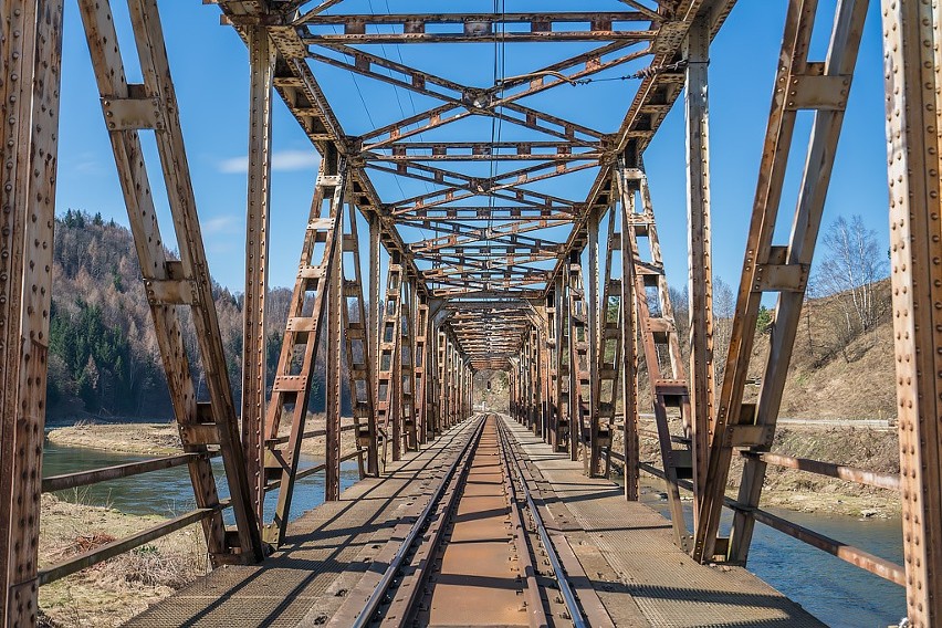 Most kolejowy szpeci uzdrowisko