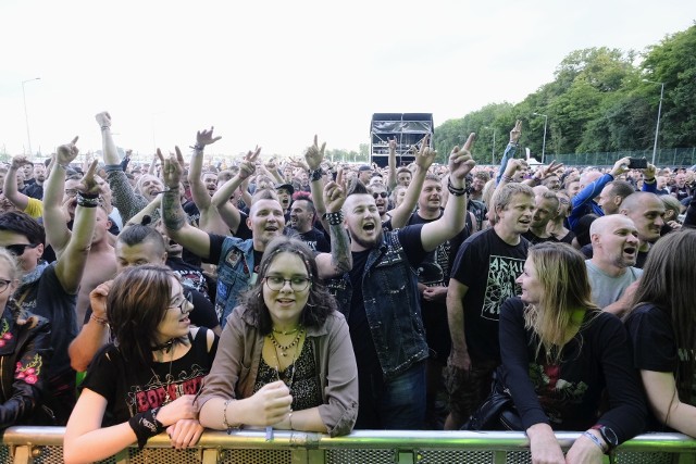 Trwa wielkie święto fanów polskiego rocka - Festiwal w Jarocinie! Za nami pierwszy dzień imprezy i koncerty m.in. Moniki Brodki, Artura Rojka czy Illusion. Równie dobrze zapowiada się sobota, a uczestnicy festiwalu przywitają na scenie Sztywny Pal Azji, Pidżame Porno czy KSU. Zobaczcie zdjęcia z pierwszego dnia Jarocin Festiwal 2022 --->