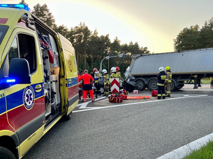 Wypadek w Rudzie Malenieckiej. Ciężarówka zderzyła się z osobówką. Jedna osoba jest ranna