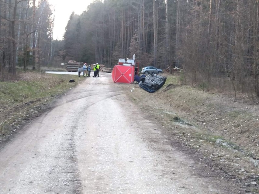 Dramat na leśnej drodze w miejscowości Potok. Samochód dachował, kierowca zginął na miejscu