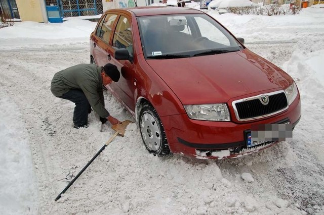 Sytuacja w Szczecinku się normalizuje, ale nadal można zakopać się samochodem w śniegu. 