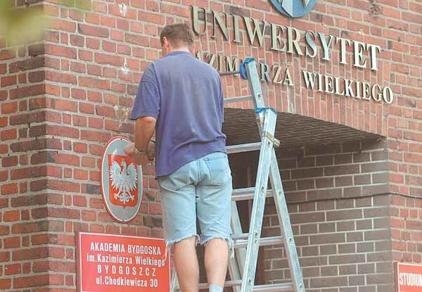 Na budynkach Akademii Bydgoskiej już wymienia się tablice