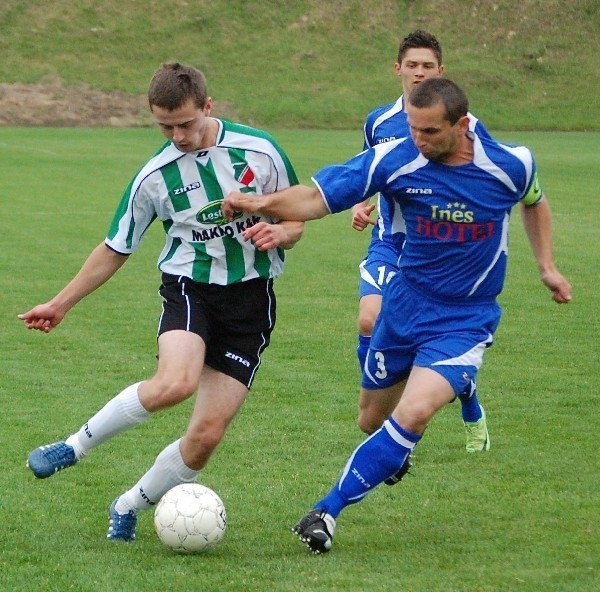 Kolbuosziwnaka (biało-zielone stroje) wygrała w Ropczycach 1-0.