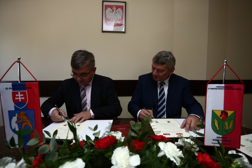Umowy podpisali wójt Leszek Kuliński oraz Jan Batóg,...