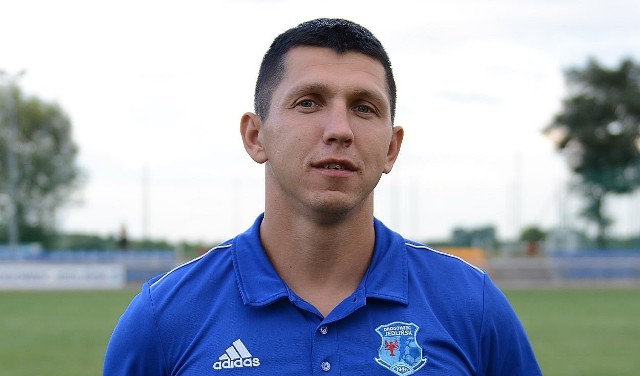 Patryk Szubiński jest piłkarzem Drogowca Jedlińsk. W listopadzie 2022 roku doznał bardzo poważnej kontuzji w meczu ligowym