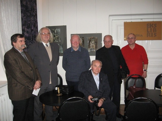 To przybyli na wystawę członkowie grupy "bez nazwy&#8221;: od lewej: Wiesław Pietrzak, Stanisław Gąsior, Edward Kruk, Zbigniew Staniszewski, Wiesław Warchoł, siedzi Henryk Chojnacki