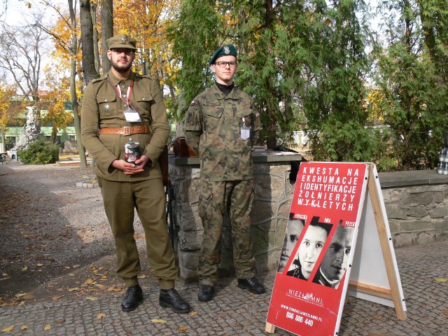 Członkowie sandomierskiej Grupy Rekonstrukcji Historycznej "Niezłomni 1939-1963" kwestowali między innymi  na Cmentarzu Katedralnym.