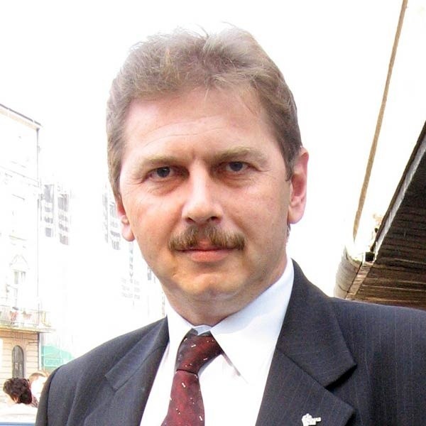 Andrzej Tadeusz Mazurkiewicz ma 45 lat, żona Joanna (pierwsza zmarła na raka) i dwoje dzieci (2-letnie bliźnięta). Senatorem został już trzeci raz. Obecnie z ramienia PiS.