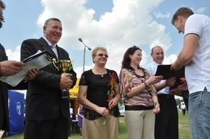 Gratulacje i puchar odebrała także dwupokoleniowa rodzina...