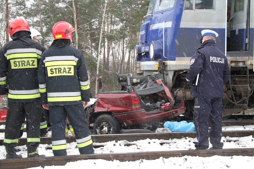 Tragiczny wypadek na przejeździe kolejowym w gminie Sobków. Nie żyją dwie osoby