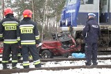 Tragiczny wypadek na przejeździe kolejowym w gminie Sobków. Nie żyją dwie osoby