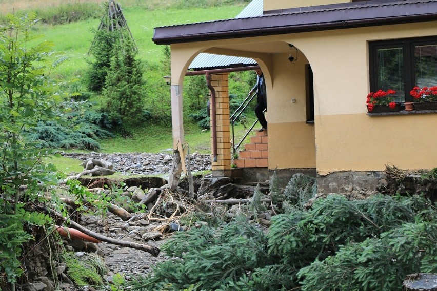 Katastrofalna sytuacja w Ochotnicy Górnej. Woda zniszczyła drogi i domy [ZDJĘCIA]