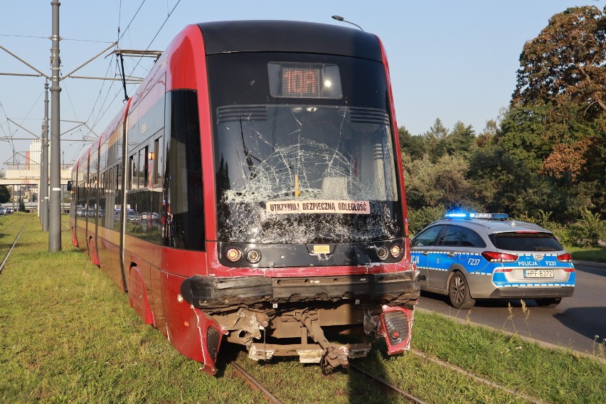 Zderzenie dwóch tramwajów na al. Mickiewicza. 25 osób poszkodowanych ZDJĘCIA