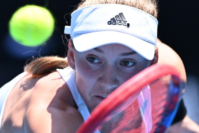Jelena Rybakina pokonała Igę Światek 2-0 i awansowała do ćwierćfinału Australian Open.