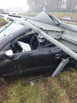 Samochód wbił się w barierę energochłonną na drodze S3 w kierunku Szczecina [ZDJĘCIA]