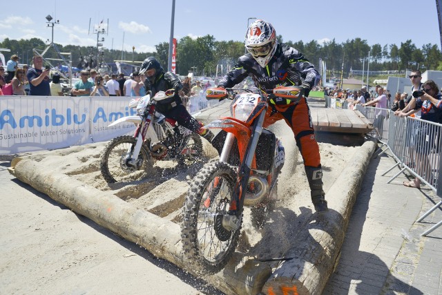 W sobotę i niedzielę w Ustce i w Dolinie Charlotty odbywają się międzynarodowe zawody motocyklowe o charakterze ekstremalnego rajdu wytrzymałościowego - enduro. Jest to już piąta odsłona wydarzenia, największej tego typu imprezy w północnej części Polski. Zawody rozegrane zostaną w dwóch lokalizacjach. W sobotę w Ustce odbył się tzw. Prolog, natomiast w niedzielę w Dolinie Charlotty rozegrany zostanie wyścig finałowy.