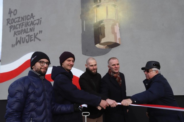 Na Załęskiej Hałdzie odsłonięto mural upamiętniający 40-lecie pacyfikacji KWK Wujek przygotowany przez kibiców GKS Katowice   Zobacz kolejne zdjęcia. Przesuwaj zdjęcia w prawo - naciśnij strzałkę lub przycisk NASTĘPNE