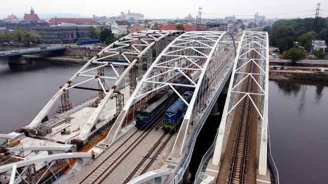 W środę (25 maja) odbyły się testy wytrzymałości nowego mostu nad Wisłą, który powstał w ramach rozbudowy trasy kolejowej przez centrum Krakowa.
