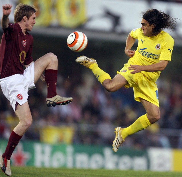 O piłkę pięknie walczą Juan Pablo Sorin (Villarreal, z prawej) i Aleksander Hleb (Arsenal, z lewej).