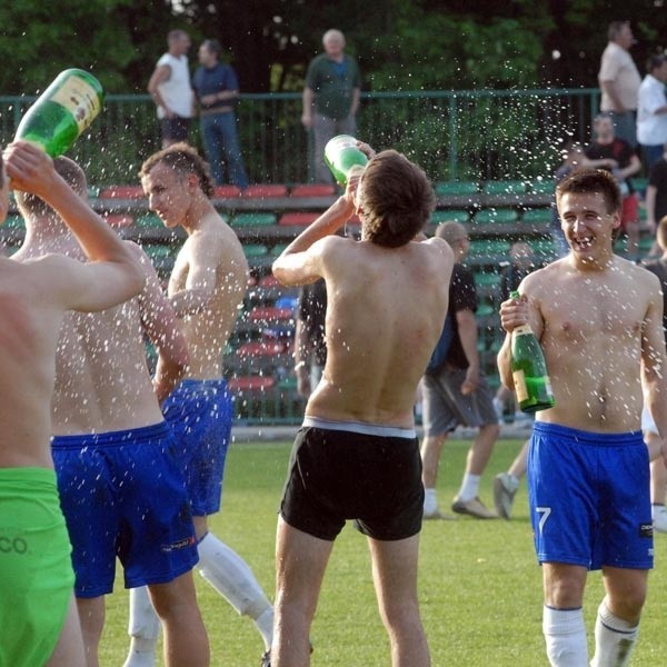 Szampanem świętowali awans do III ligi rozebrani niemal do rosołu piłkarze z Mielca. Po 11 latach piłkarze z Mielca wracają na szczebel centralny.