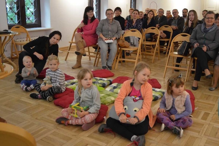 Radom. Udana  rodzinna promocja bajki Marii Gorzechowskiej w miejskiej bibliotece