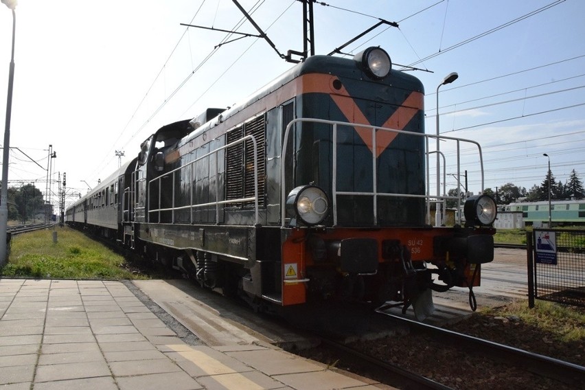 Do Czechowic-Dziedzic przyjechał pociąg retro. Ale dworzec też jak z lat 70 ZDJĘCIA