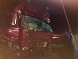 Patoki. Wypadek na trasie Brańsk - Szepietowo. Ciężarówka zderzyła się z maszyną rolniczą. Kierowca ciężko ranny [ZDJĘCIA]