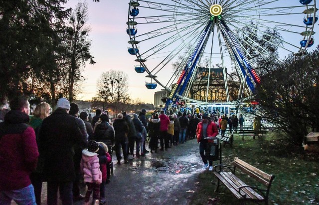 Do 2 lutego na placu Teatralnym w Bydgoszczy funkcjonuje wesołe miasteczko. Bydgoszczanie mogą korzystać z rollercoastera, labiryntu luster, kolejki dla najmłodszych oraz najnowszej atrakcji - koła młyńskiego, które uruchomiono w piątek 3 stycznia. WIĘCEJ ZDJĘĆ na następnych stronach.Miasteczko odwiedziliśmy w niedzielę. Koło cieszyło się ogromnym zainteresowaniem bydgoszczan, którzy ustawiali się w długiej kolejce, by skorzystać z atrakcji.Całe wesołe miasteczko czynne jest od poniedziałku do piątku w godz. 14.00 - 21.00 oraz w weekendy w godzinach 12.00 - 21.00. Wesołe miasteczko będzie otwarte do niedzieli 2 lutego.Wszystkie atrakcje są biletowane. Wstęp na koło młyńskie kosztuje 15 zł (ulgowy) i 20 zł (normalny). Pozostałe atrakcje - 10 zł.