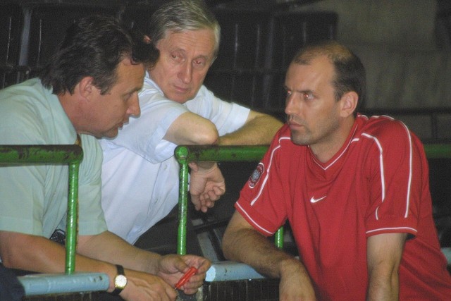 Grzegorz Ryś (z prawej) dzieli się spostrzeżeniami z dyrektorem Morza Januszem Kamińskim oraz członkiem zarządu klubu, Aleksandrem Szabelskim.