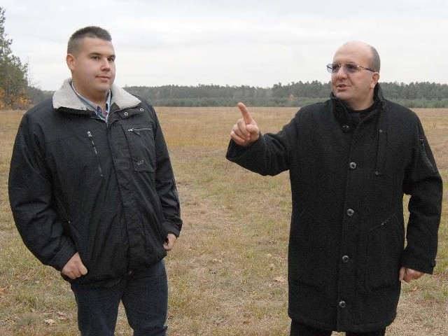 - Wyrobisko pokopalniane będzie zagrożeniem dla otoczenia &#8211; twierdzą Józef Filip (z prawej) i Marcin Wikiera z Żołyni.